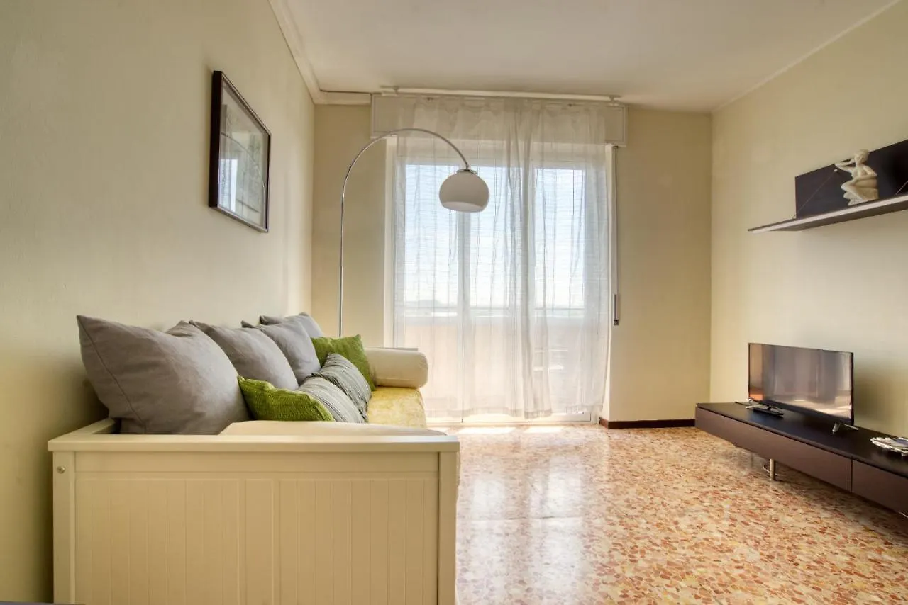 Caseospitali - Casa Luce, A Due Passi Dal San Raffaele Вимодроне 0*,  Италия